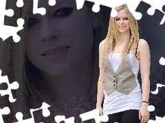 Avril Lavigne, Uśmiechnięta