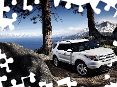Biały Ford 2011 Explorer, Kamienie, Góry, Jezioro