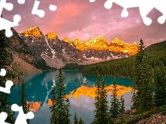 Drzewa, Jezioro Moraine, Chmury, Lasy, Kanada, Park Narodowy Banff, Odbicie, Góry
