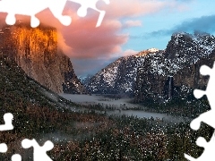 Góry, Szczyt El Capitan, Lasy, Niebo, Mgła, Stany Zjednoczone, Stan Kalifornia, Chmury, Park Narodowy Yosemite