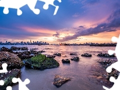 Wieżowce, Sydney, Zatoka Port Jackson, Wschód słońca, Morze, Australia, Zatoka Sydney Harbour, Chmury, Most, Kamienie