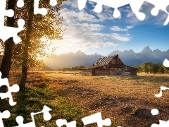 Góry, Park Narodowy Grand Teton, Dom, Stodoła, Stan Wyoming, Stany Zjednoczone, Wschód słońca, Chmury, Drzewa