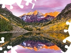 Jezioro Maroon Lake, Odbicie, Stany Zjednoczone, Drzewa, Kolorado, Szczyty Maroon Bells, Góry Skaliste, Jesień