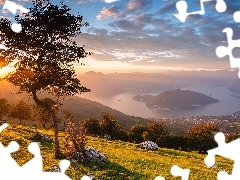 Góry, Włochy, Dolina Val Camonica, Alpy Lombardzkie, Domy, Chmury, Mgła, Lake Iseo, Jezioro, Wschód słońca, Drzewa