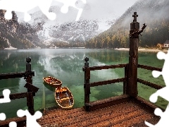 Lago di Braies, Góry, Mgła, Dolomity, Łódki, Jezioro Pragser Wildsee, Włochy, Pomost