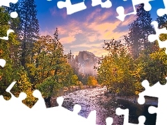 Rzeka, Park Narodowy Yosemite, Drzewa, Merced River, Jesień, Stany Zjednoczone, Kalifornia, Szczyt Half Dome, Góry, Mgła, Drzewa