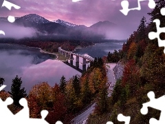 Góry, Jezioro Sylvensteinsee, Jesień, Most, Drzewa, Bawari