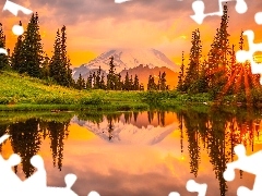 Stratowulkan Mount Rainier, Zachód słońca, Jezioro, Tipsoo Lake, Odbicie, Promienie słońca, Stany Zjednoczone, Drzewa, Waszyngton