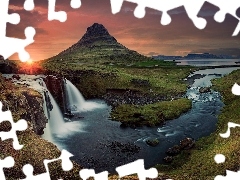 Góra Kirkjufell, Wodospad Kirkjufellsfoss, Zachód słońca, Rzeka, Chmury, Przyroda, Islandia, Niebo
