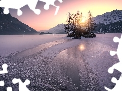 Wschód słońca, Jezioro, Góry, Drzewa, Zima
