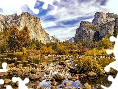 Niebo, Natura, Chmury, GĂłry, JesieĹ, Rzeka, Kamienie, Stany Zjednoczone, Merced River, SkaĹy, Park Narodowy Yosemite, Kalifornia