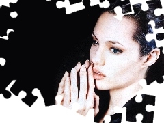 złożone ręce, Angelina Jolie