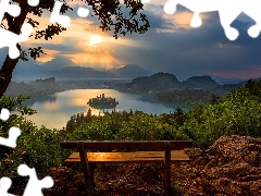 Zachód słońca, Jezioro Bled, Chmury, Ławka, Słowenia, Blejski Otok, Drzewa, Góry Alpy Julijskie