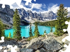 Alberta, Kanada, Park Narodowy Banff, Jezioro Moraine, Chmury, Góry, Drzewa, Kamienie, Las