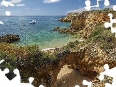 Wybrzeże, Portugalia, Region Algarve, Plaża Praia dos Arrifes, Morze, Motorówka, Skały, Roślinność, Klify