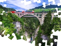 Rzeka, Kamienny, Skały, Drzewa, Wąwóz Schinschlucht, Szwajcaria, Kanton Gryzonia, Most, Łukowy, Solisbrucke, Pociąg