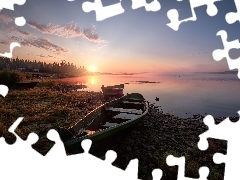 Wschód słońca, Jezioro Ziuratkul, Obwód czelabiński, Rosja, Park Narodowy Ziuratkul, Łódki