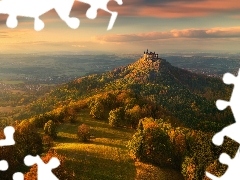 Zamek Hohenzollern, Góra Hohenzollern, Badenia-Wirtembergia, Niemcy, Chmury, Wzgórza, Jesień, Drzewa, Las