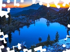 Jezioro Heart Lake, Góry Kaskadowe, Kalifornia, Stany Zjednoczone, Wschód słońca, Stratowulkan Mount Shasta