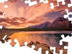 Jezioro Minnewanka, Zachód słońca, Alberta, Kanada, Park Narodowy Banff, Góry Skaliste