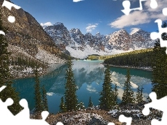 Jezioro Moraine, Park Narodowy Banff, Las, Drzewa, Prowincja Alberta, Kanada, Chmury, Odbicie, Góry