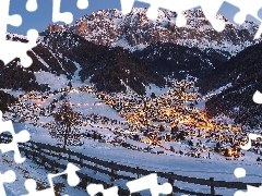 Prowincja Bolzano, Dolomity, Ogrodzenie, Zima, Selva di Val Gardena, Selva, Płot, Oświetlone, Domy, Dolina, Góry, Wieczór, Miasteczko, Włochy