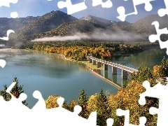Most, Drzewa, Niemcy, Jesień, Bawaria, Jezioro Sylvensteinsee, Góry, Mgła