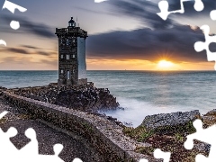 Kermorvan lighthouse, Latarnia morska, Droga, Murek, Chmury, Francja, Skały, Zachód słońca, Morze