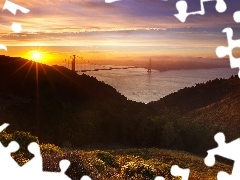 Promienie słońca, Wzgórze Hawk Hill, Stany Zjednoczone, Cieśnina Golden Gate, Stan Kalifornia, Chmury, Wschód słońca, Most Golden Gate