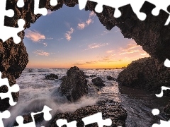 Malibu, Jaskinia, Zachód słońca, Skały, Morze, Kalifornia, Stany Zjednoczone, Plaża El Matador Beach