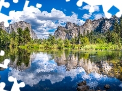 Park Narodowy Yosemite, Rzeka Merced, Chmury, Odbicie, Góry Sierra Nevada, Stan Kalifornia, Stany Zjednoczone, Drzewa