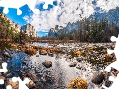 Merced River, Kalifornia, Góry, Drzewa, Sierra Nevada, Stany Zjednoczone, Park Narodowy Yosemite, Chmury, Kamienie, Rzeka