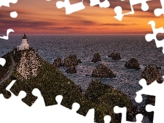 Nugget Point Lighthouse, Zachód słońca, Chmury, Latarnia morska, Morze, Skały, Nowa Zelandia