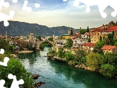Domy, Drzewa, Bośnia i Hercegowina, Góry, Mostar, Rzeka Neretwa, Stary Most, Chmury
