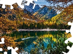 Pragser Wildsee, Jezioro, Lago di Braies, Góry, Jesień, Drzewa, Tyrol, Włochy, Dolomity