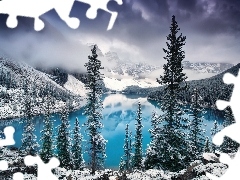 Moraine Lake, Jezioro, Prowincja Alberta, Chmury, Mgła, Park Narodowy Banff, Świerki, Zima, Kanada, Drzewa, Góry, Śnieg