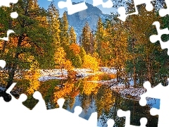 Drzewa, Góra, Rzeka, Stany Zjednoczone, Merced River, Park Narodowy Yosemite, Half Dome, Kalifornia, Śnieg, Jesień