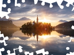 Jezioro Bled, Słowenia, Wyspa Blejski Otok, Kościół Zwiastowania Marii Panny, Chmury, Odbicie, Alpy Julijskie, Wschód słońca, Góry