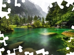 Jezioro Blausee, Góry, Drzewa, Domy, Las, Kanton Berno, Szwajcaria, Kamienie