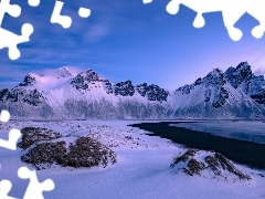 Śnieg, Góry, Zaśnieżona, Zachód słońca, Plaża Stokksnes, Zima, Góra Vestrahorn, Islandia, Morze, Kamienie