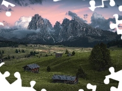 Góry Sassolungo, Dolomity, Płaskowyż Seiser Alm, Dolina Val Gardena, Domki, Włochy, Chmury, Drewniane, Drzewa