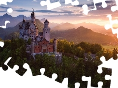 Zachód słońca, Gmina Schwangau, Niemcy, Drzewa, Góry Alpy, Zamek Neuschwanstein, Bawaria, Mgła, Lasy, Chmury