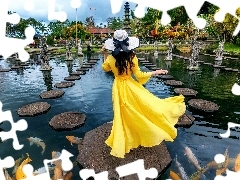 Kapelusz, Kobieta, Sadzawka, Ogród, Hotel, Indonezja, Bali, Suknia, Żółta, Tirtagangga Water Palace Villas, Ryby