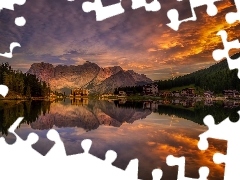 Jezioro Misurina, Włochy, Las, Grand Hotel Misurina, Drzewa, Zachód słońca, Chmury, Dolomity, Góry, Odbicie, Domy