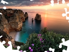 Skały, Wybrzeże, Roślinność, Chmury, Region Algarve, Portugalia, Morze, Ocean Atlantycki, Zachód słońca