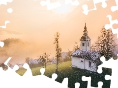 Przebijające światło, Kościół św Primusa i Felicjana, Mgła, Wzgórze, Wieś Jamnik, Słowenia, Drzewa, Jesień, Góry