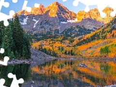 Jezioro Maroon Lake, Góry Skaliste, Stan Kolorado, Stany Zjednoczone, Drzewa, Szczyty Maroon Bells