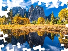 Rzeka, Park Narodowy Yosemite, Drzewa, Merced River, Obłoki, Stany Zjednoczone, Kalifornia, Sierra Nevada, Góry, Jesień, Odbicie