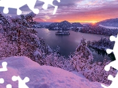 Śnieg, Zima, Góry, Słowenia, Ośnieżone, Promienie słońca, Wysepka, Drzewa, Jezioro Bled