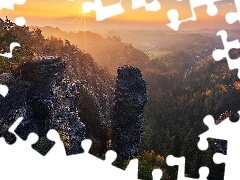 Skały, Park Narodowy Saskiej Szwajcarii, Wschód słońca, Góry Połabskie, Niemcy, Drzewa, Promienie słońca
